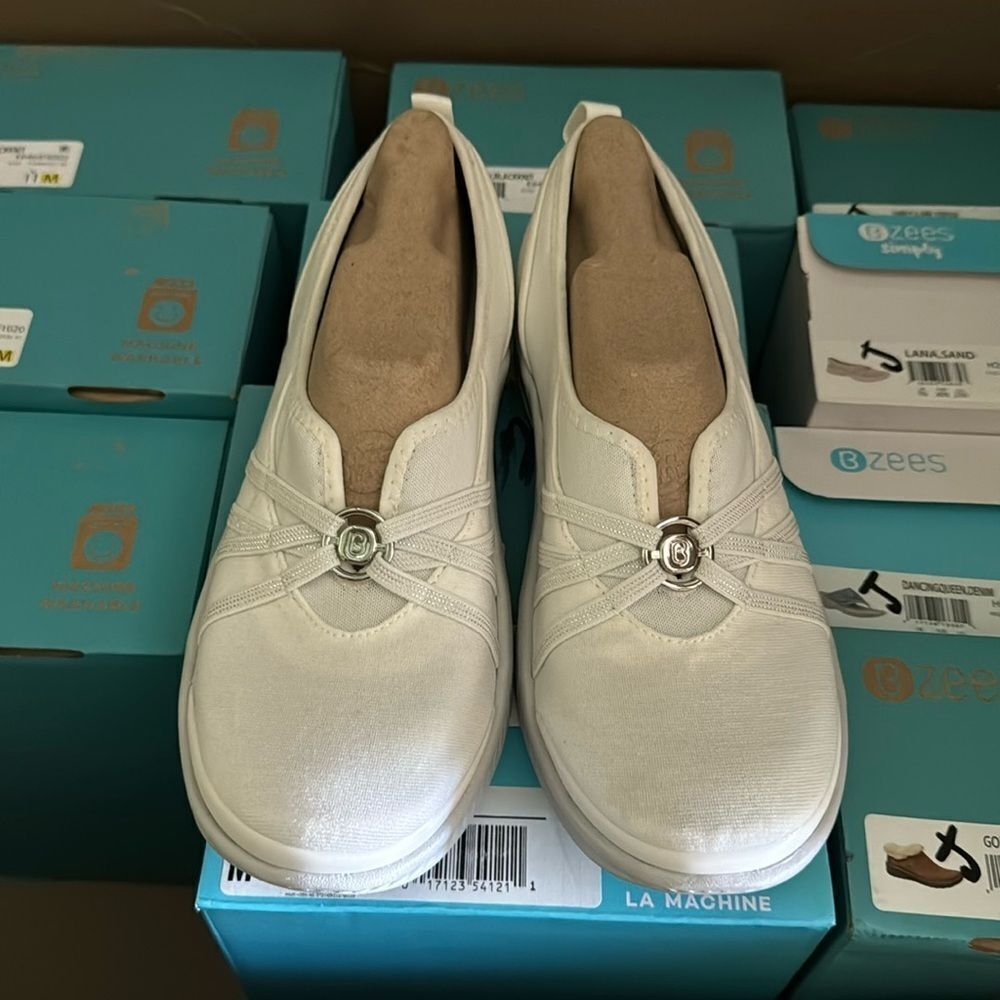 Bzees Women's Niche Slip On - Picture 4 of 7